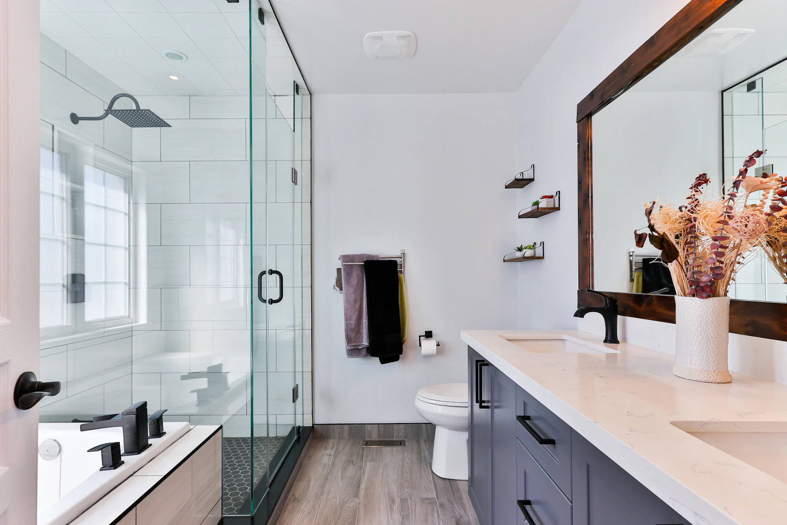 Moderne badkamer met douche en wastafel
