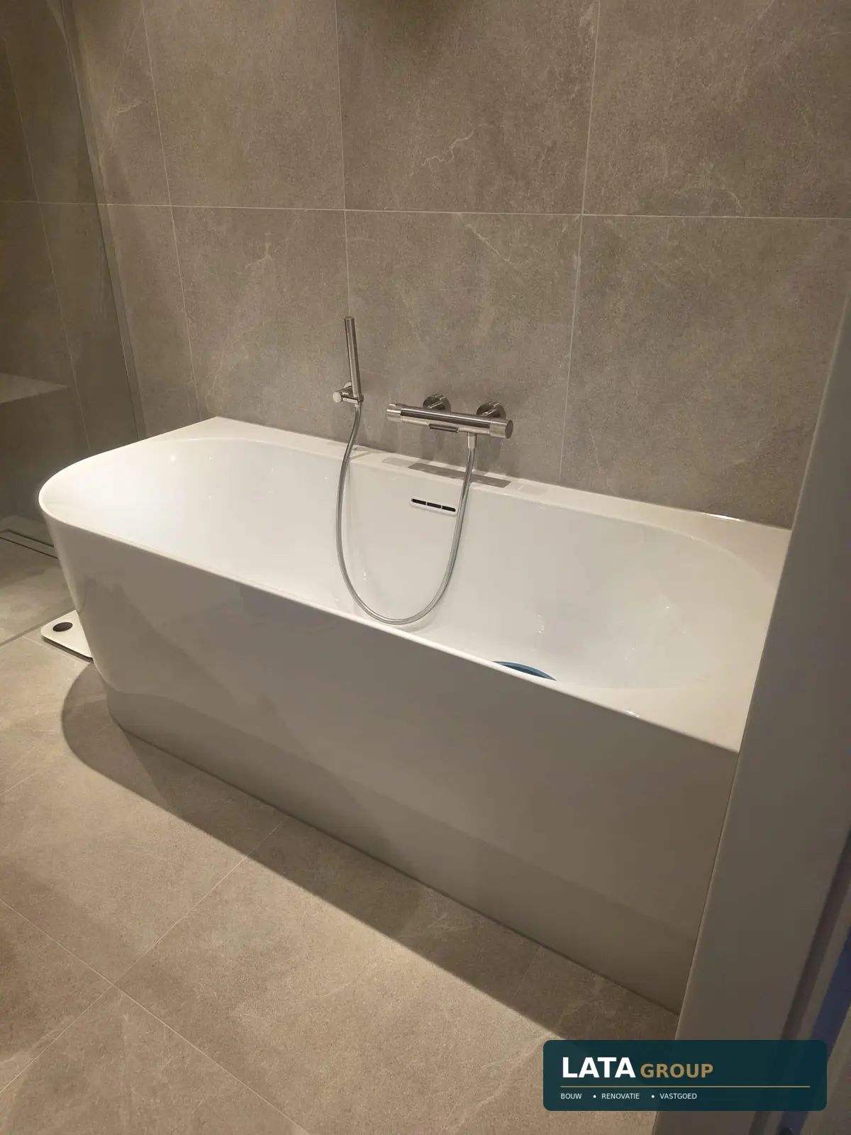 Badkamer met ligbad, uitgevoerd door LATA Group