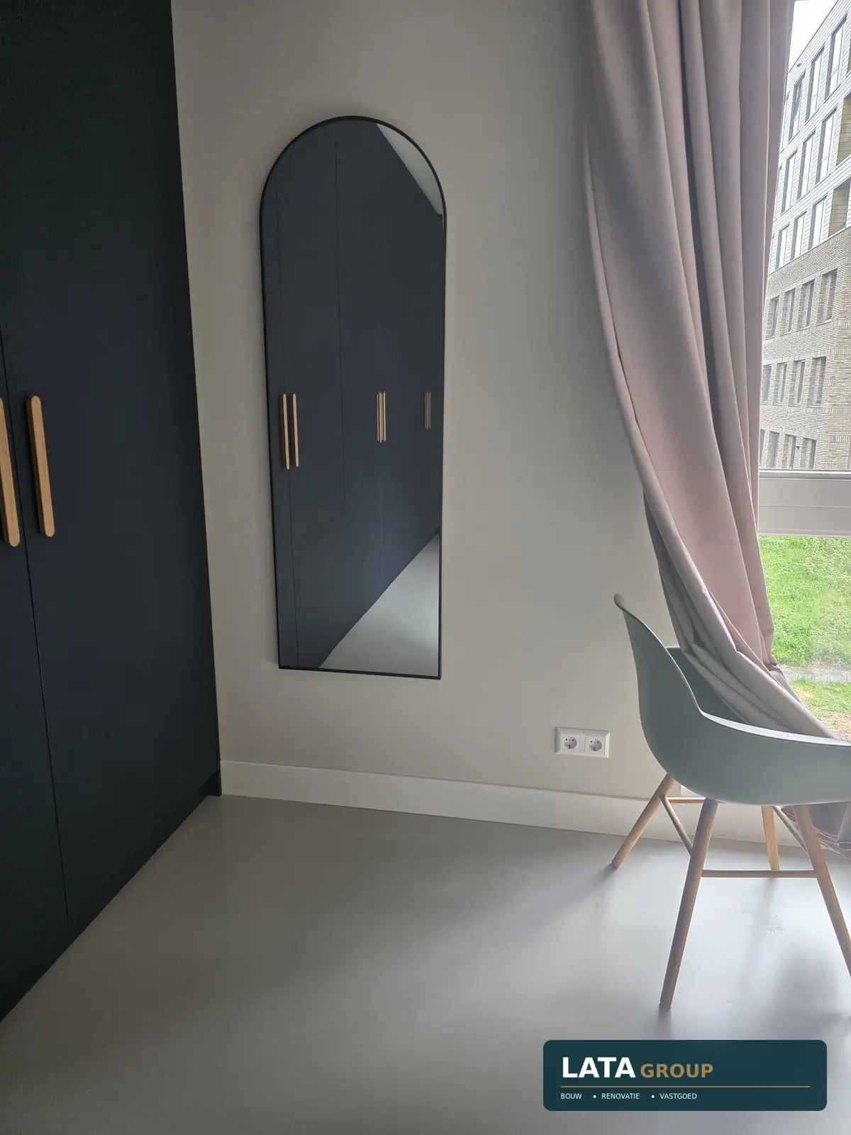 Donker maatwerk en spiegel, uitgevoerd door LATA Group