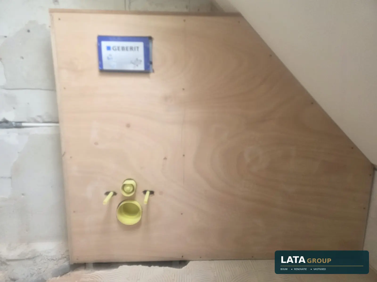 Maatwerk ombouw inbouwtoilet, uitgevoerd door LATA Group