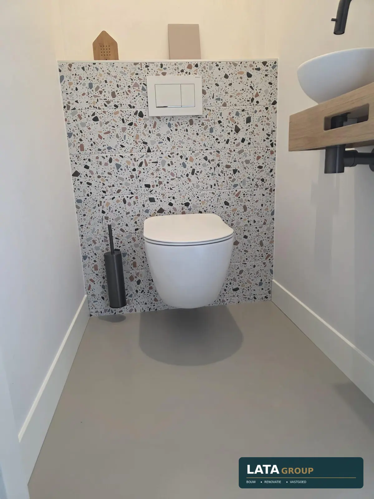 Toilet met terrazzowand, uitgevoerd door LATA Group