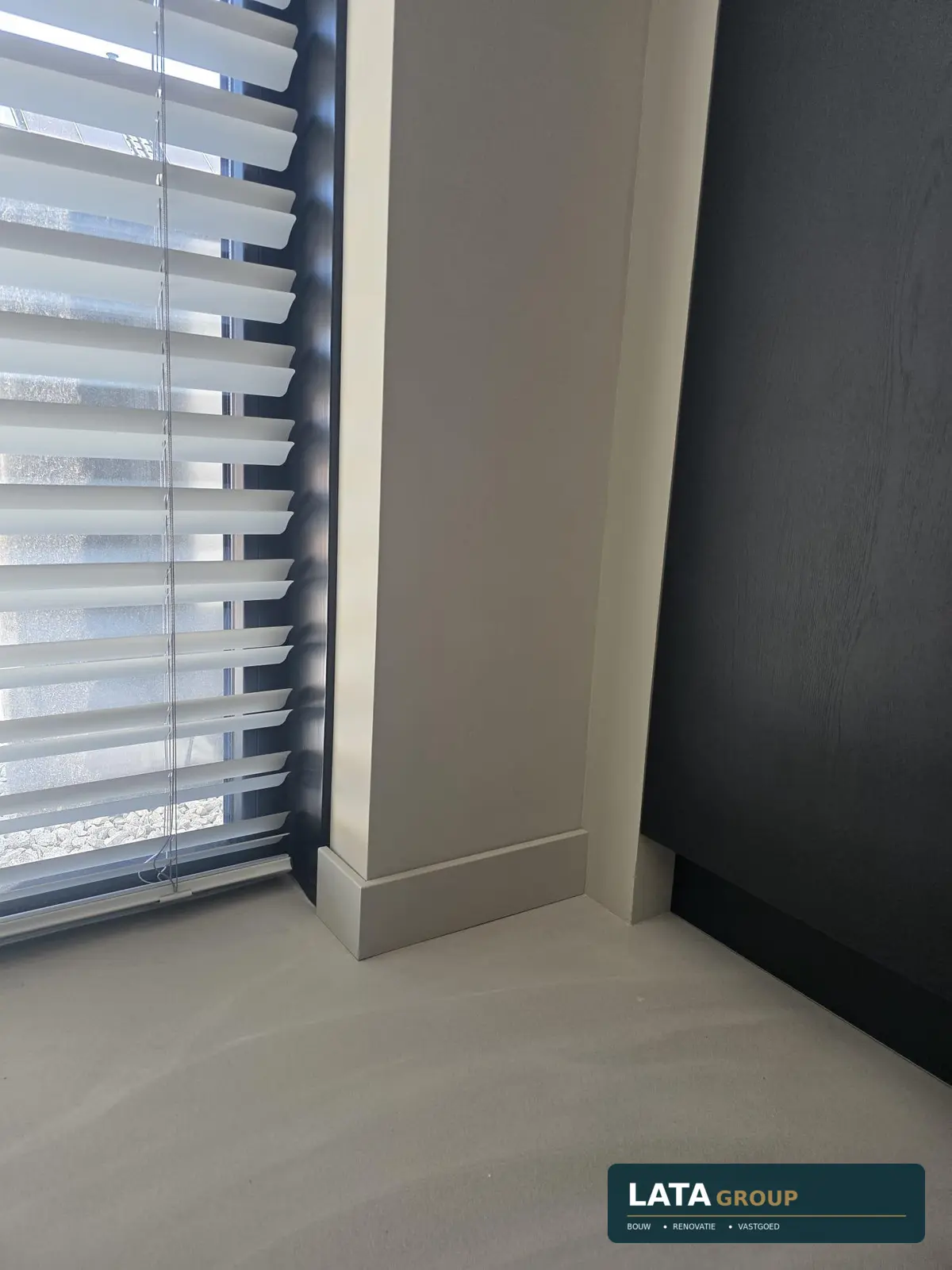 Detail van plinten en wand, uitgevoerd door LATA Group